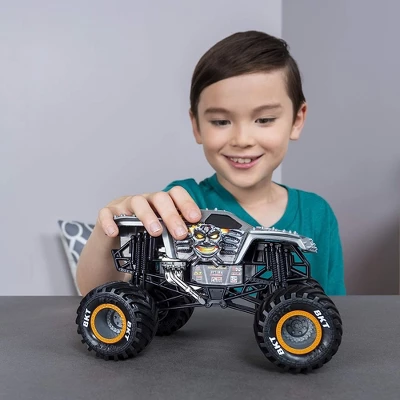 Monster Jam Official Max D Monster Truck, Die-Cast Vehicle 1:24 Scale 4 Monster Jam Official Max D Monster Truck, Die-Cast Vehicle 1:24 Scale - Image 2